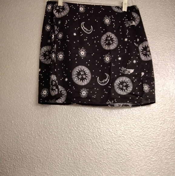 WOMENS/JUNIORS MED MINI SKIRT WITH STARS & MOONS - Picture 1 of 4